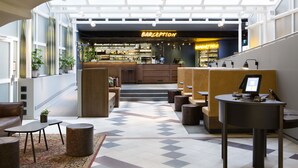 Eine moderne Bar mit Neonreklame, Sitzgelegenheiten und einer Bar.