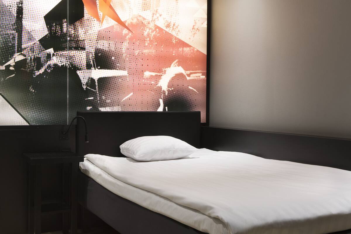 Blackout curtains, free WiFi, bed sheets