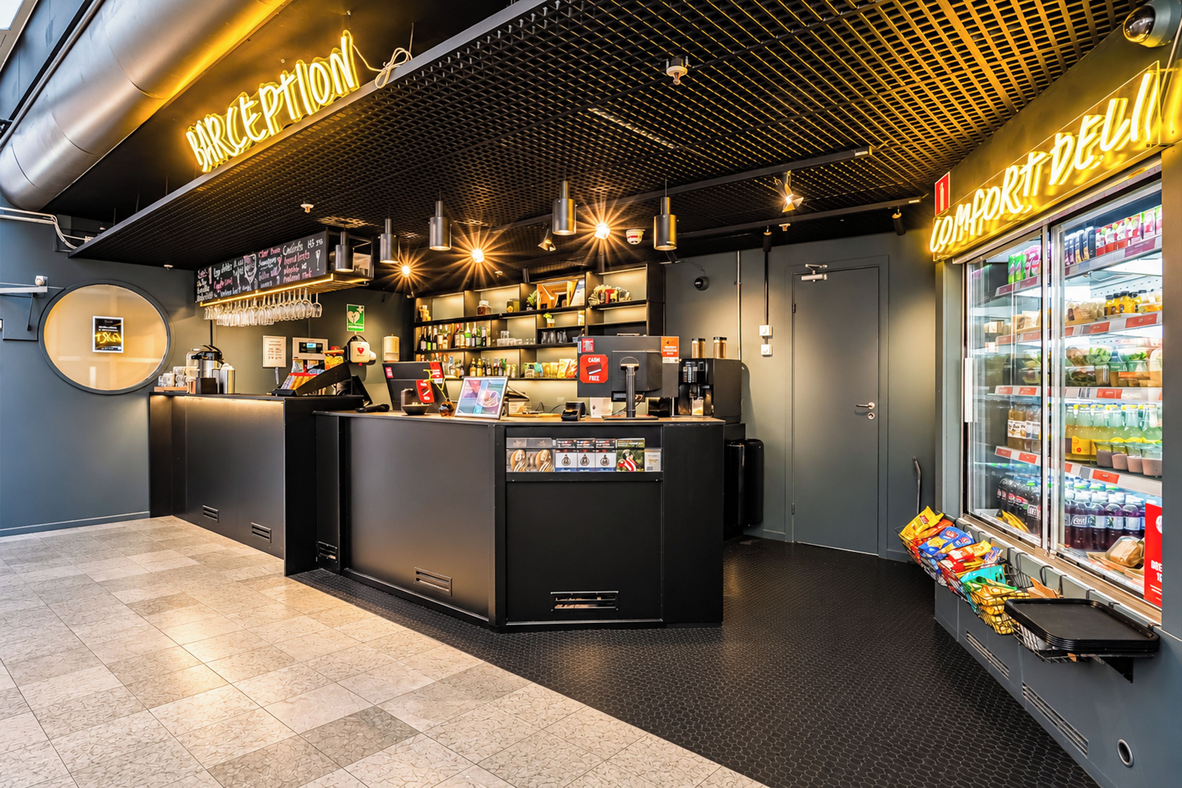 Ett modernt receptionsområde med en receptionsdisk, en kaffemaskin och ett kylskåp med glasskåp.