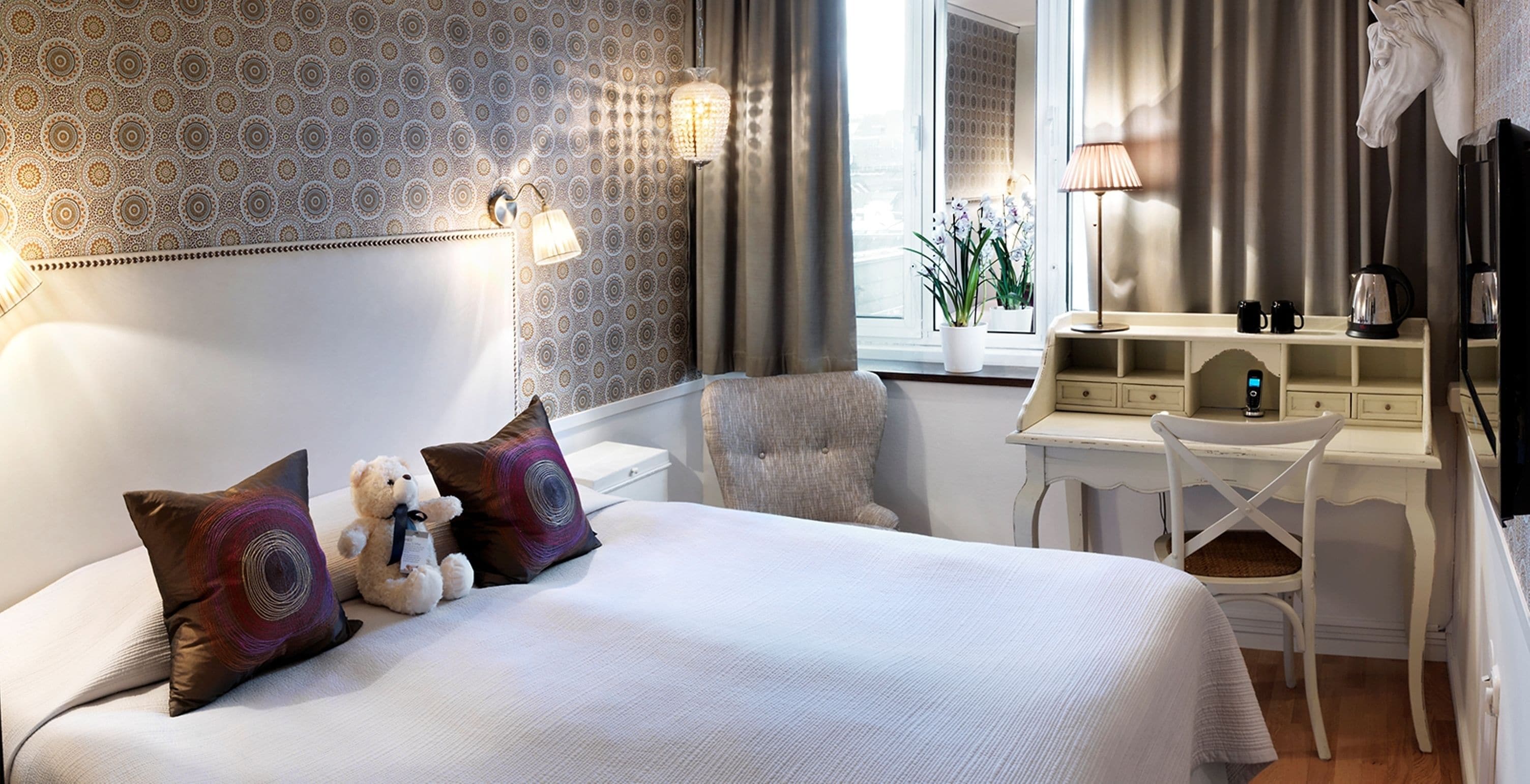 hypo-allergenic bedding, minibar, desk, free wifi