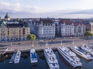 Ein Yachthafen mit mehreren vor Anker liegenden Kreuzfahrtschiffen, umgeben von historischen Gebäuden unterschiedlicher Architektur.