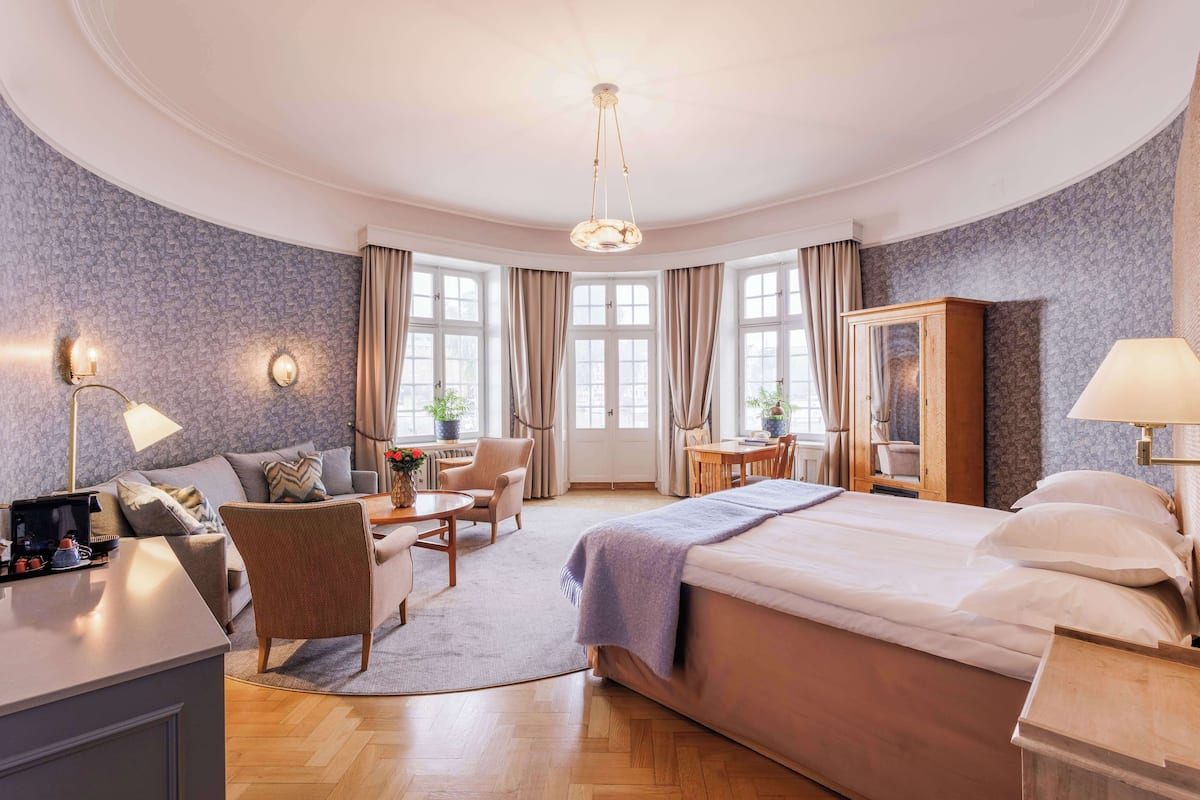 Premium bedding, pillow-top beds, minibar, in-room safe