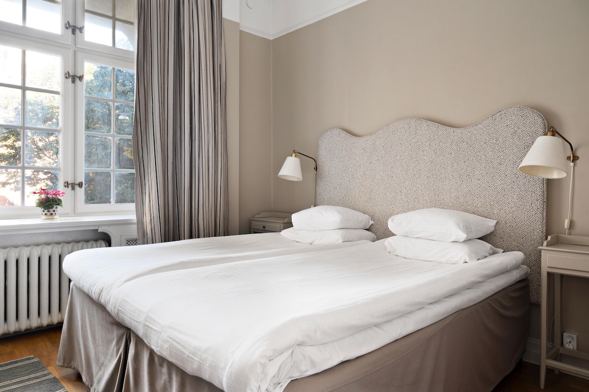 Classic Room, 2 Twin Beds, Non Smoking | Premium bedding, pillowtop beds, minibar, in-room safe