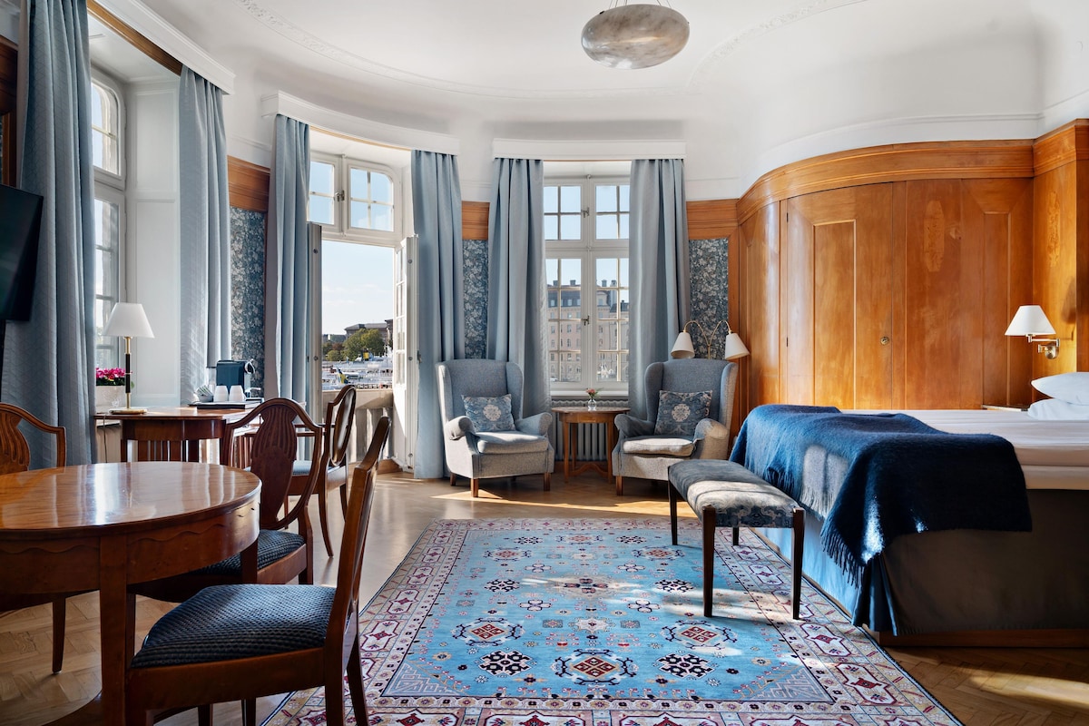Junior Suite, 1 King Bed, Non Smoking, Sea View | Premium bedding, pillowtop beds, minibar, in-room safe