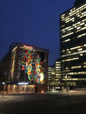 Façade de l’hébergement  – soirée/nuit