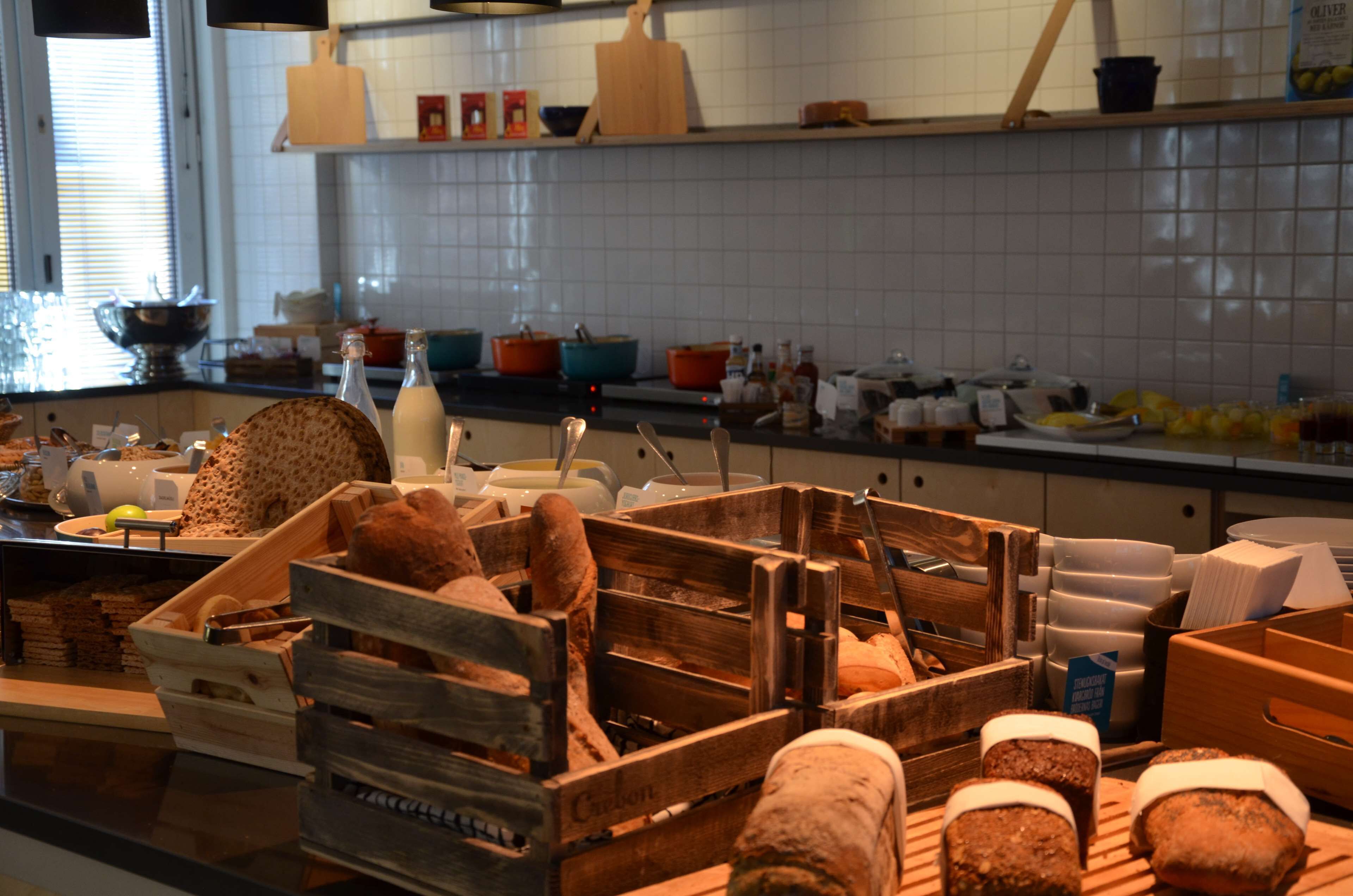 free buffet breakfast