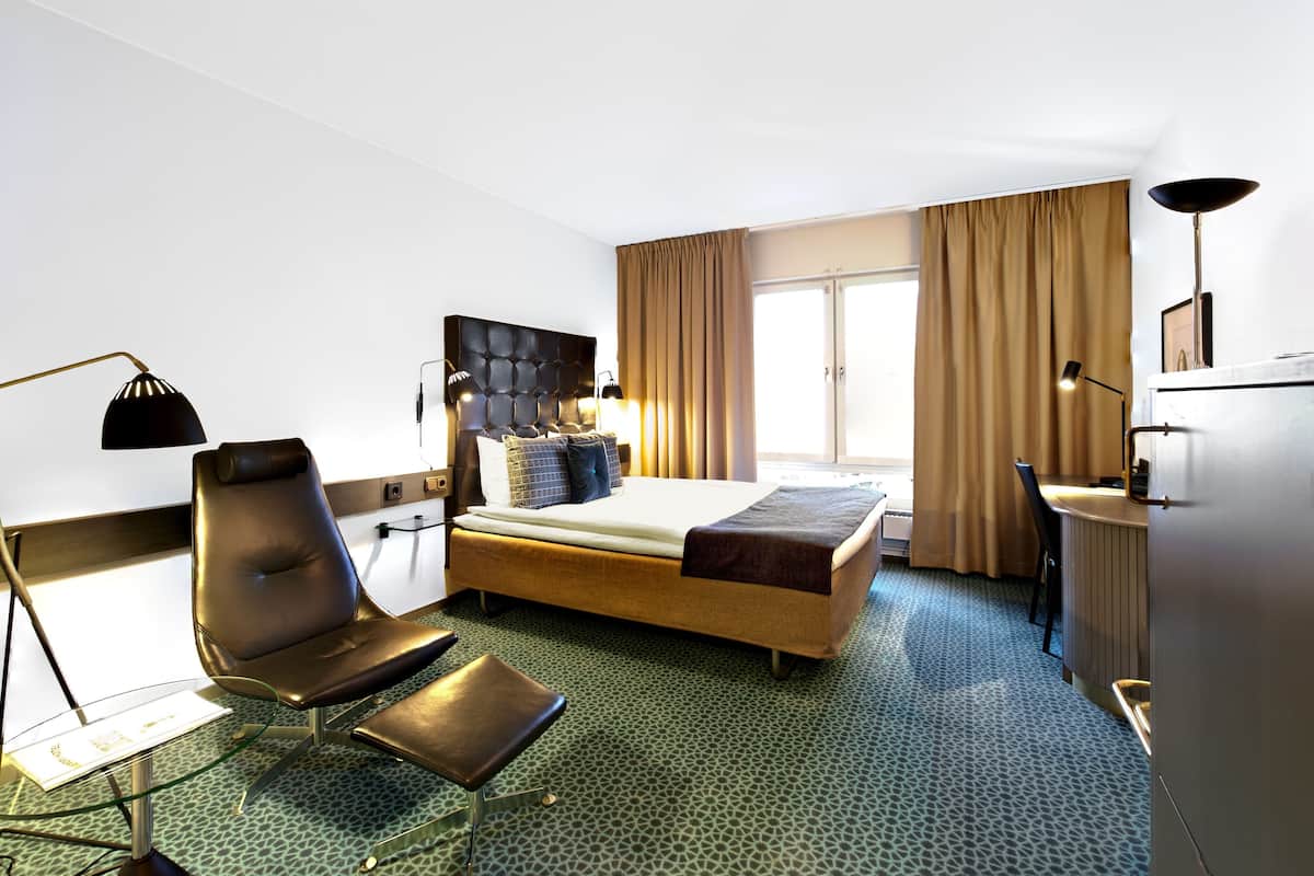 Hypo-allergenic bedding, in-room safe, desk, blackout curtains
