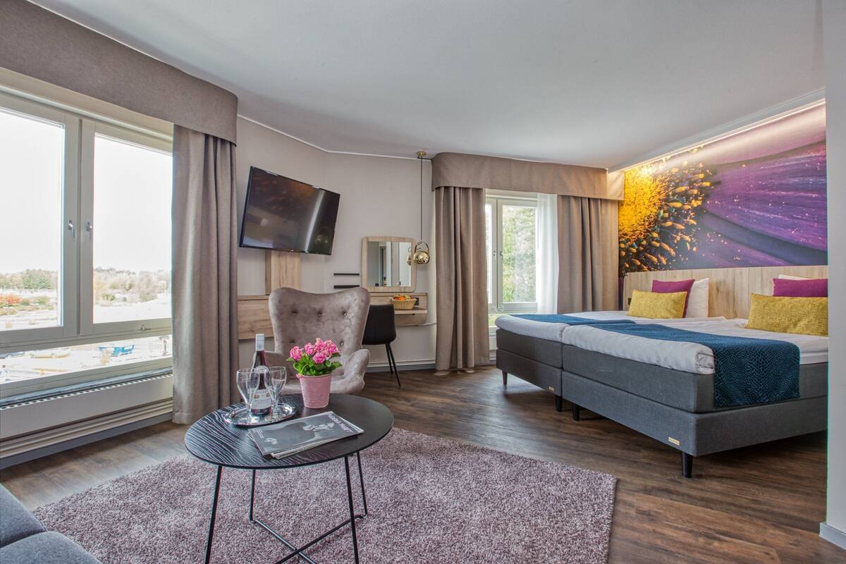 hypo-allergenic bedding, in-room safe, desk, blackout curtains