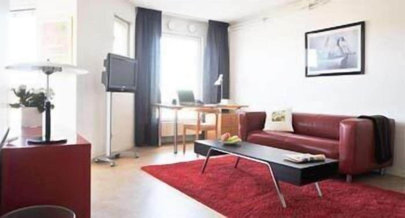 40-inch flat-screen tv with digital channels, tv