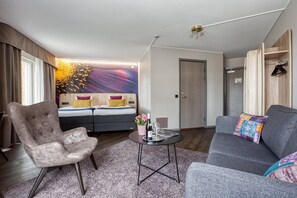 Hypo-allergenic bedding, in-room safe, desk, blackout curtains