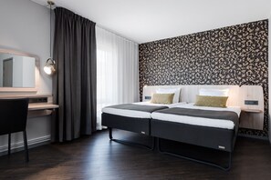 Ropa de cama hipoalergénica y caja de seguridad en la habitación 