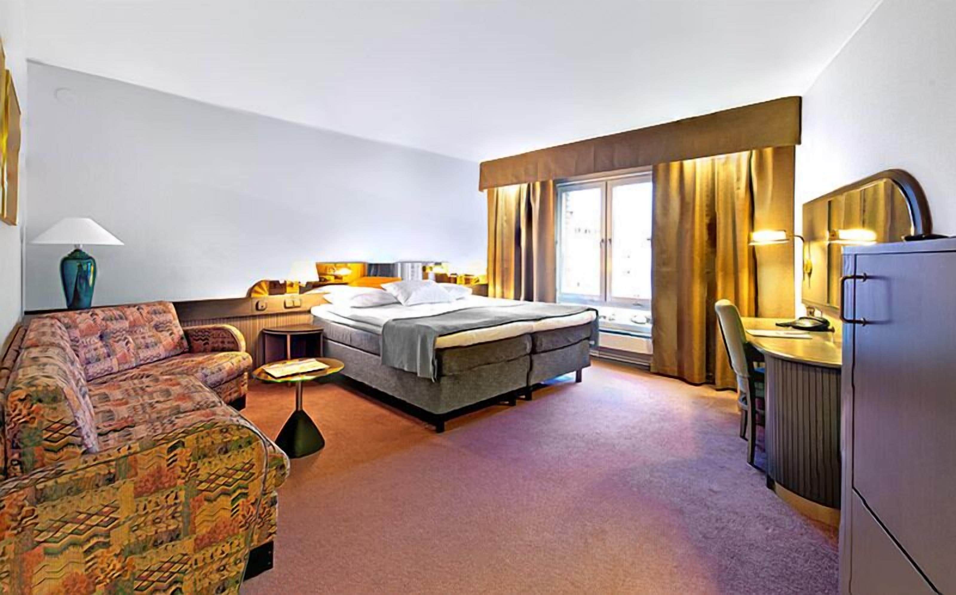 hypo-allergenic bedding, in-room safe, desk, blackout curtains