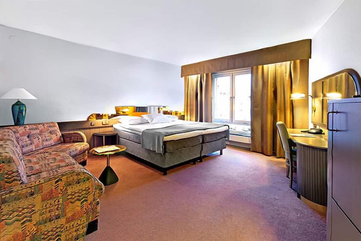 hypo-allergenic bedding, in-room safe, desk, blackout curtains