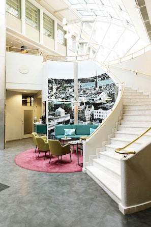Coin salon dans le hall