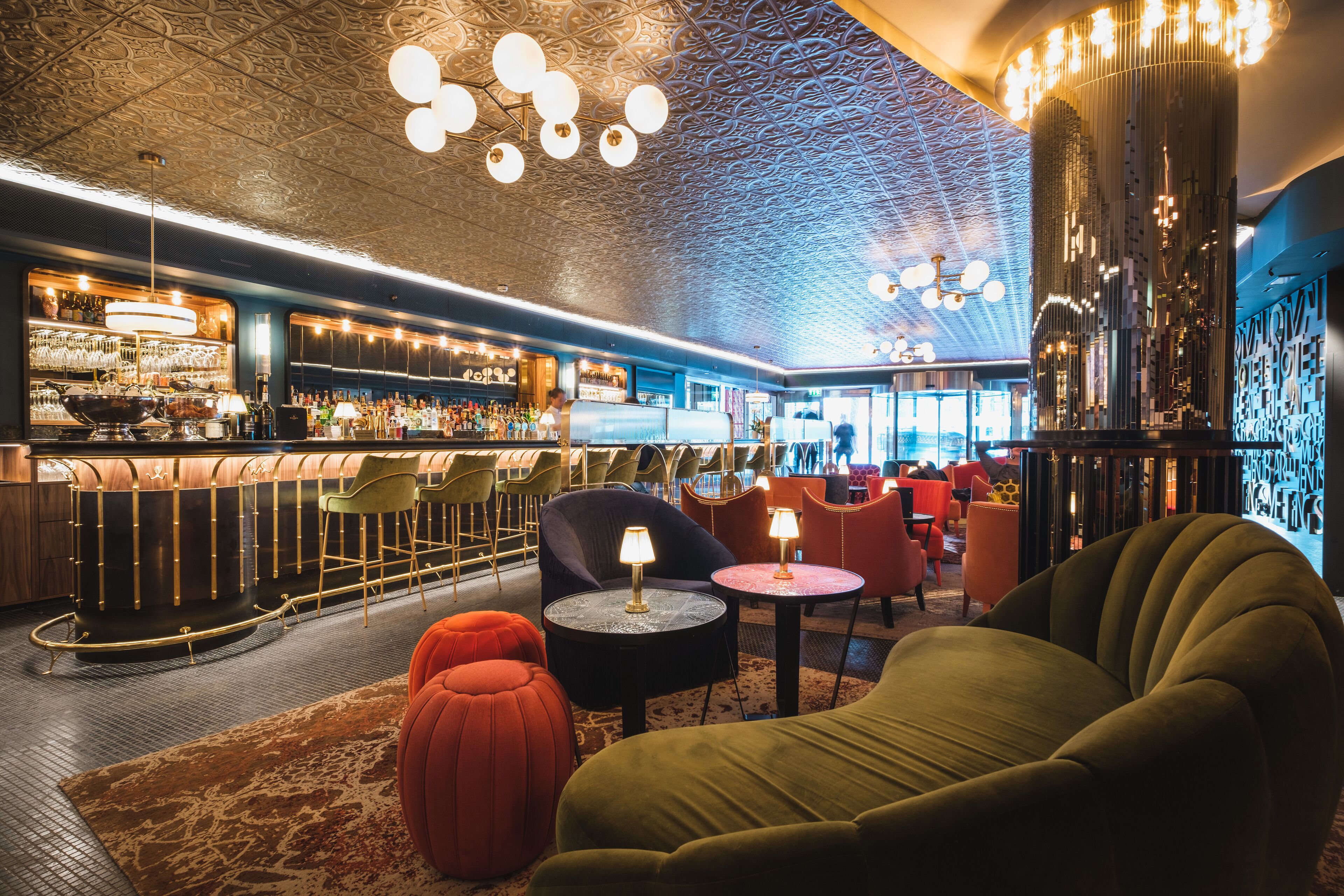 3 bares o lounges 