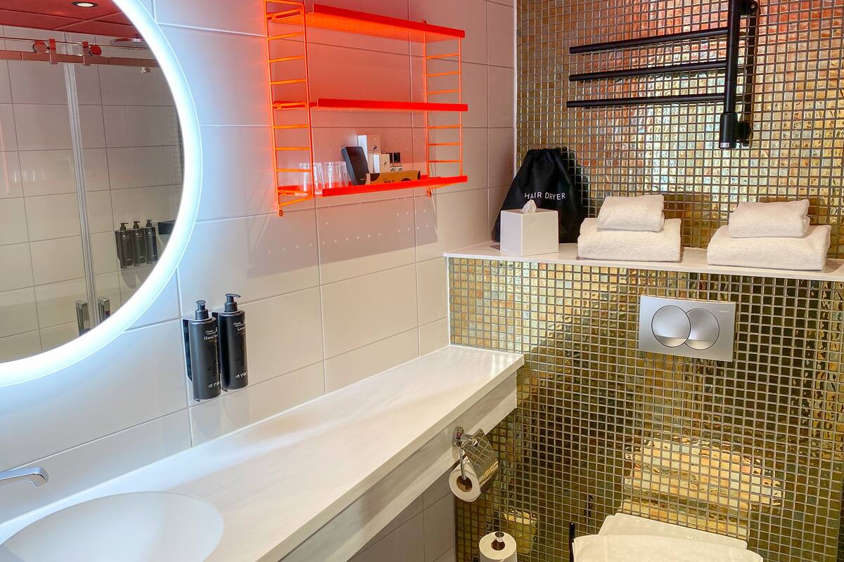 premium room | bathroom | shower, eco-friendly toiletries, towels