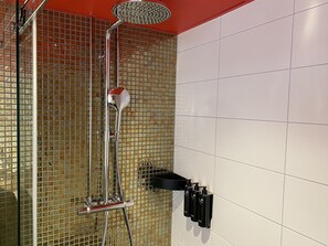 Premium-Zimmer | Badezimmer | Dusche, umweltfreundliche Kosmetikartikel, Handtücher