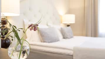 Juniorsvit | VÀrdeförvaringsskÄp pÄ rummet, individuell inredning och skrivbord