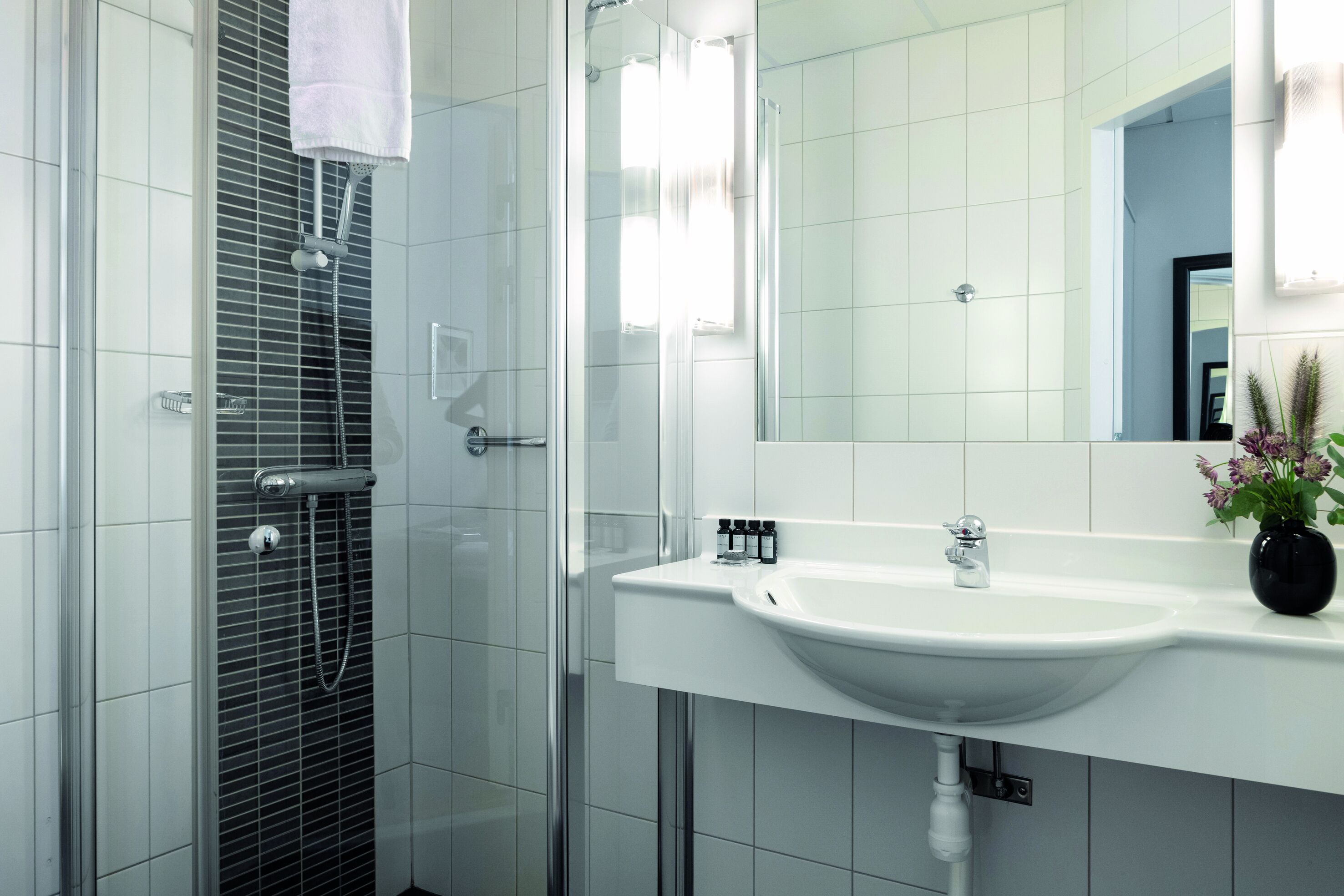 standard queen room | bathroom | free toiletries, hair dryer, towels