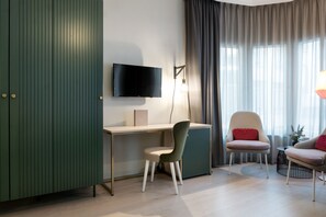 Deluxe tweepersoonskamer | Woonruimte | Een 32-inch ledtelevisie met kabelzenders en een televisie