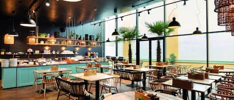 Buffet déjeuner gratuit tous les jours