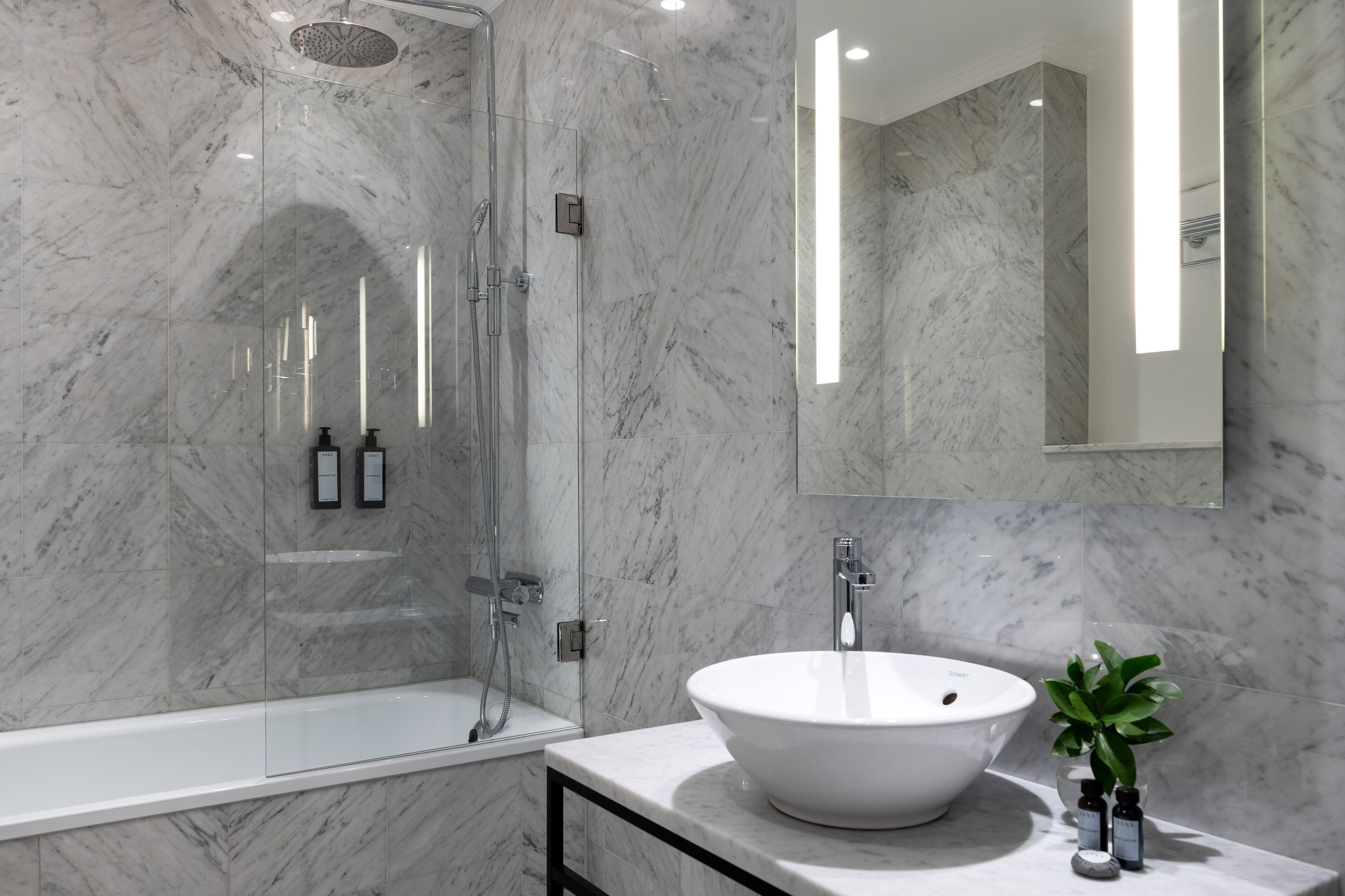 deluxe double room | bathroom | free toiletries, hair dryer, towels