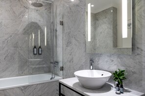 Doppia Deluxe | Bagno | Set di cortesia gratuito, asciugacapelli, asciugamani