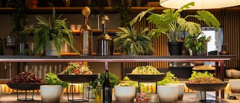 Ofereix taules a l'aire lliure i s'hi serveixen esmorzars i sopars