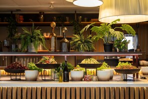 Breakfast and dinner served, al fresco dining 