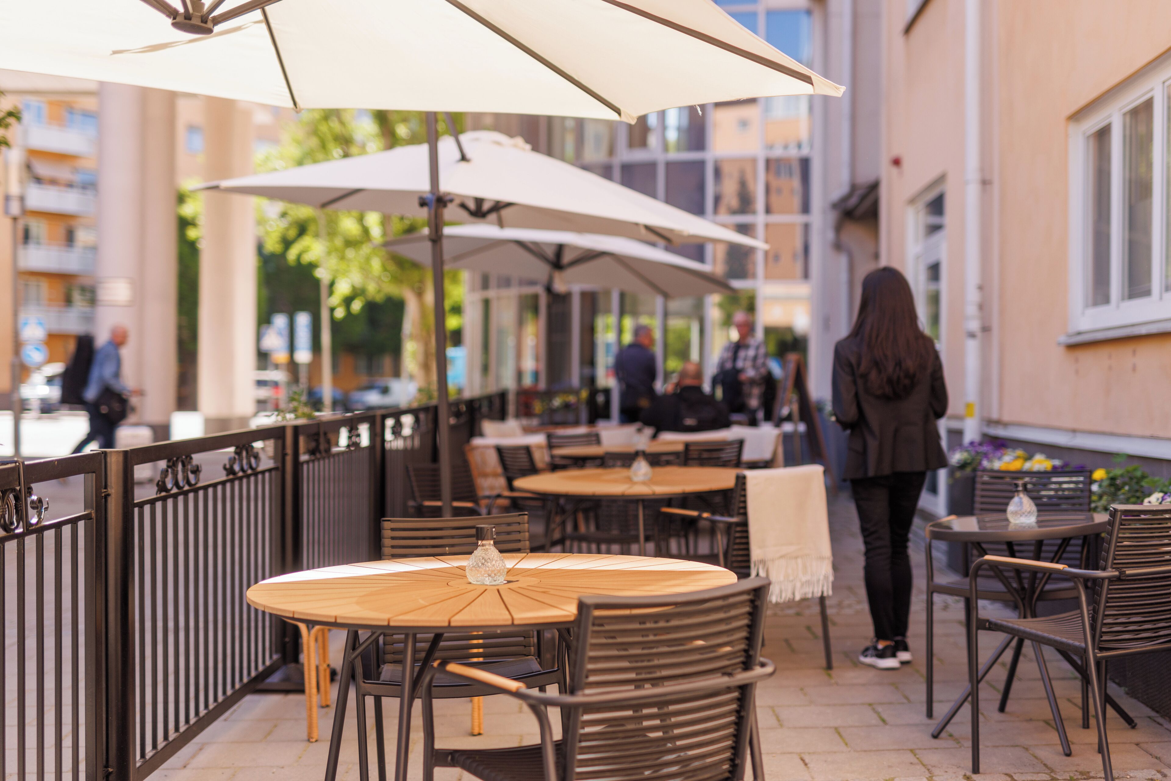 供应早餐和晚餐，室外就餐