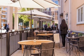 Frühstück und Abendessen, Speisen im Freien