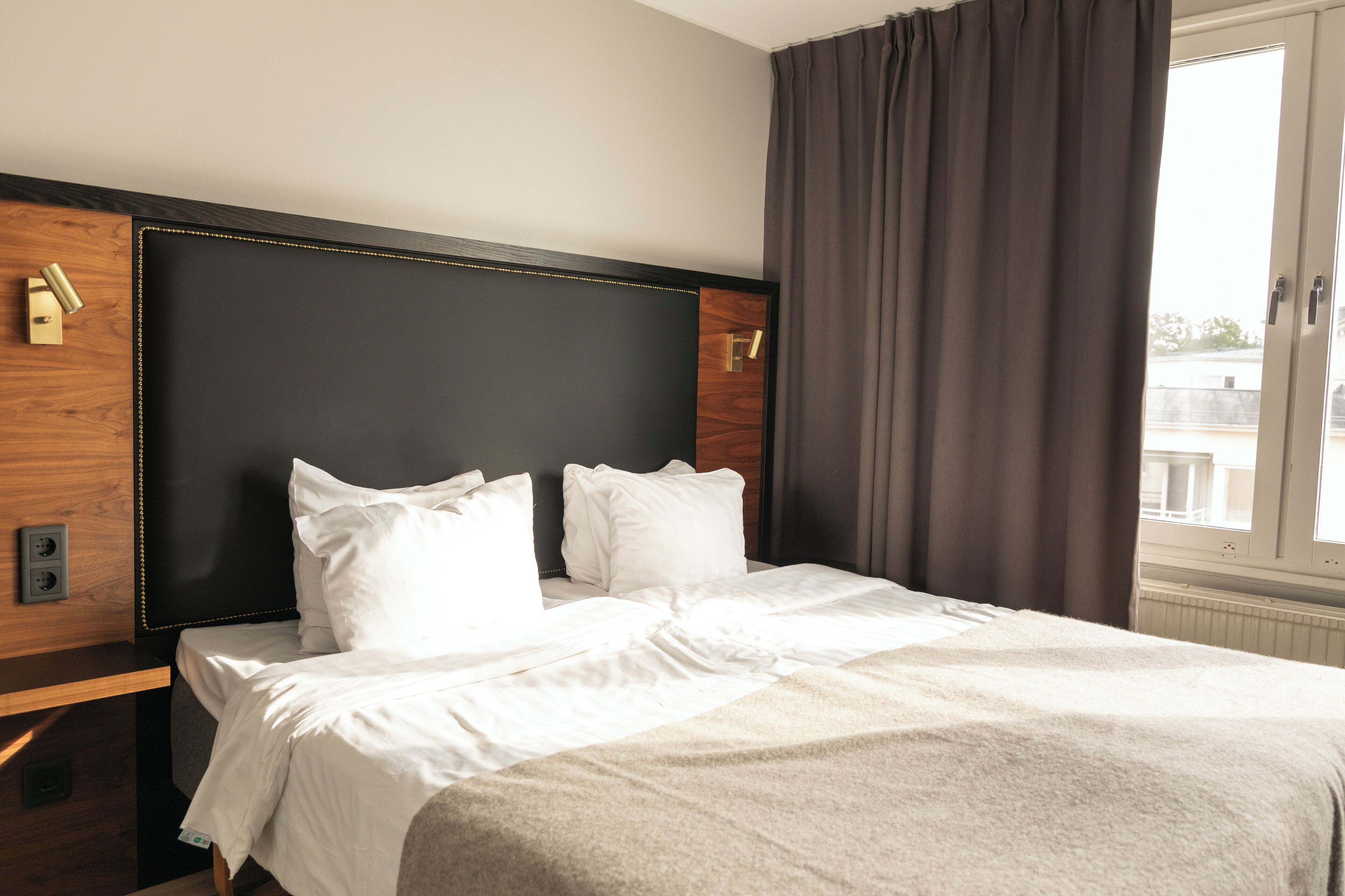 Habitación estándar con 2 camas individuales, para no fumadores | Escritorio, tabla de planchar con plancha, cunas y camas extra 