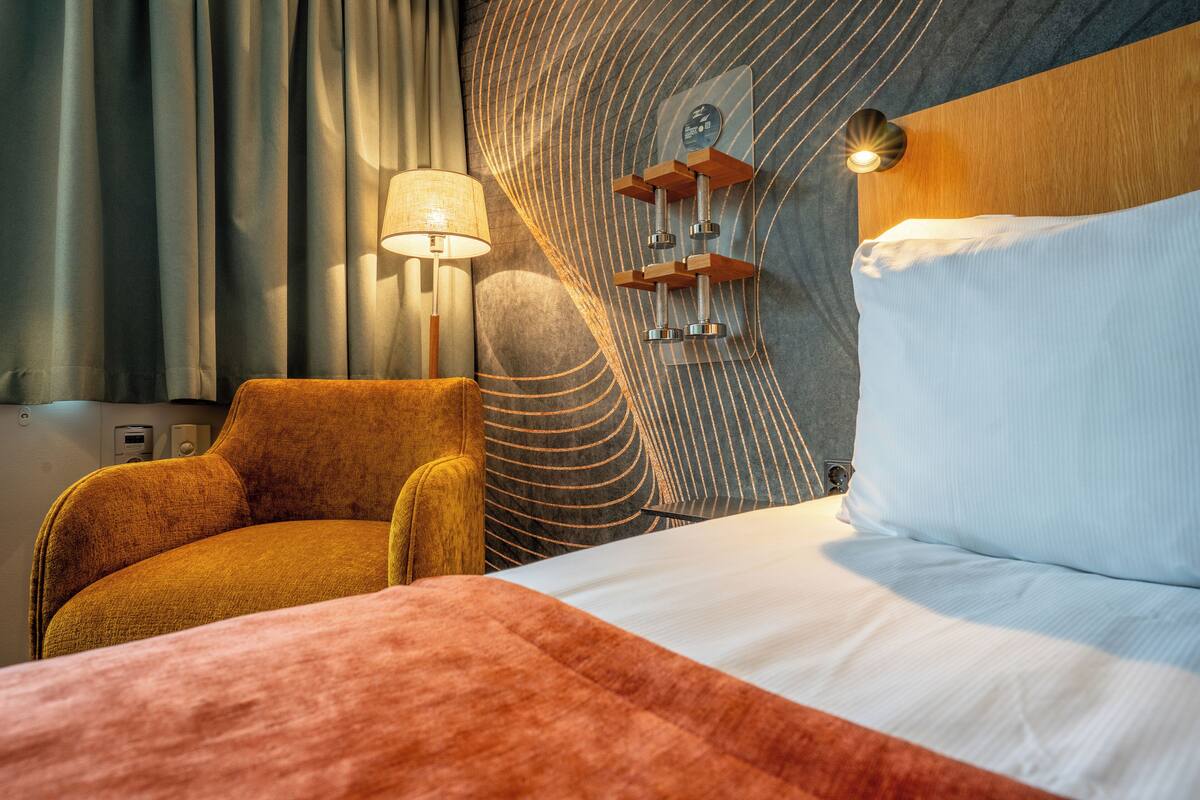 classic queen room | 1 bedroom, in-room safe, desk, blackout curtains