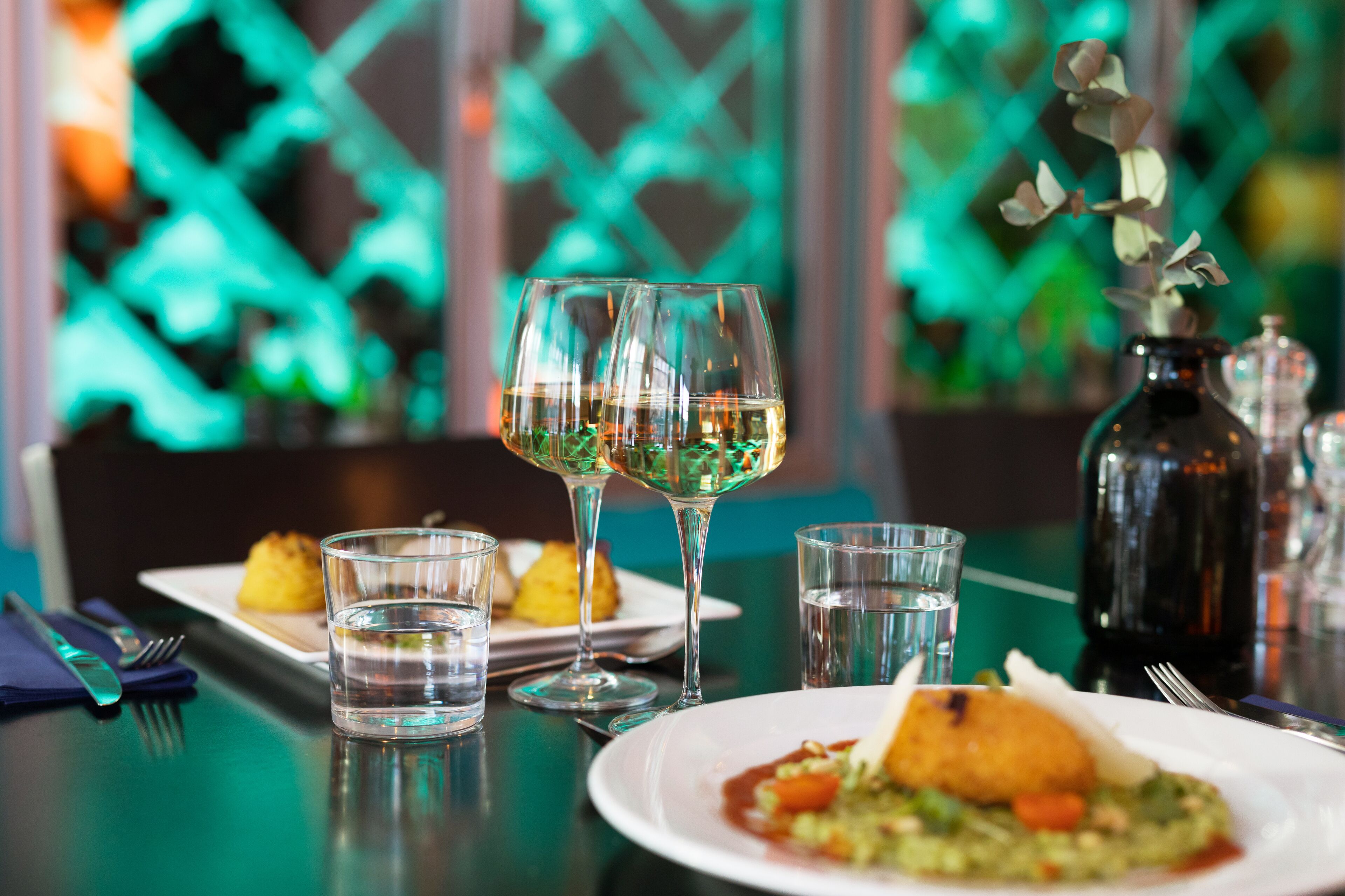 breakfast, lunch, dinner served; international cuisine