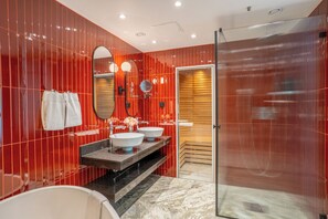 Rainfall showerhead, eco-friendly toiletries, hair dryer, towels - ProfilHotels Aveny (Umea)