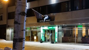 Een hotelentree met een bord waarop 