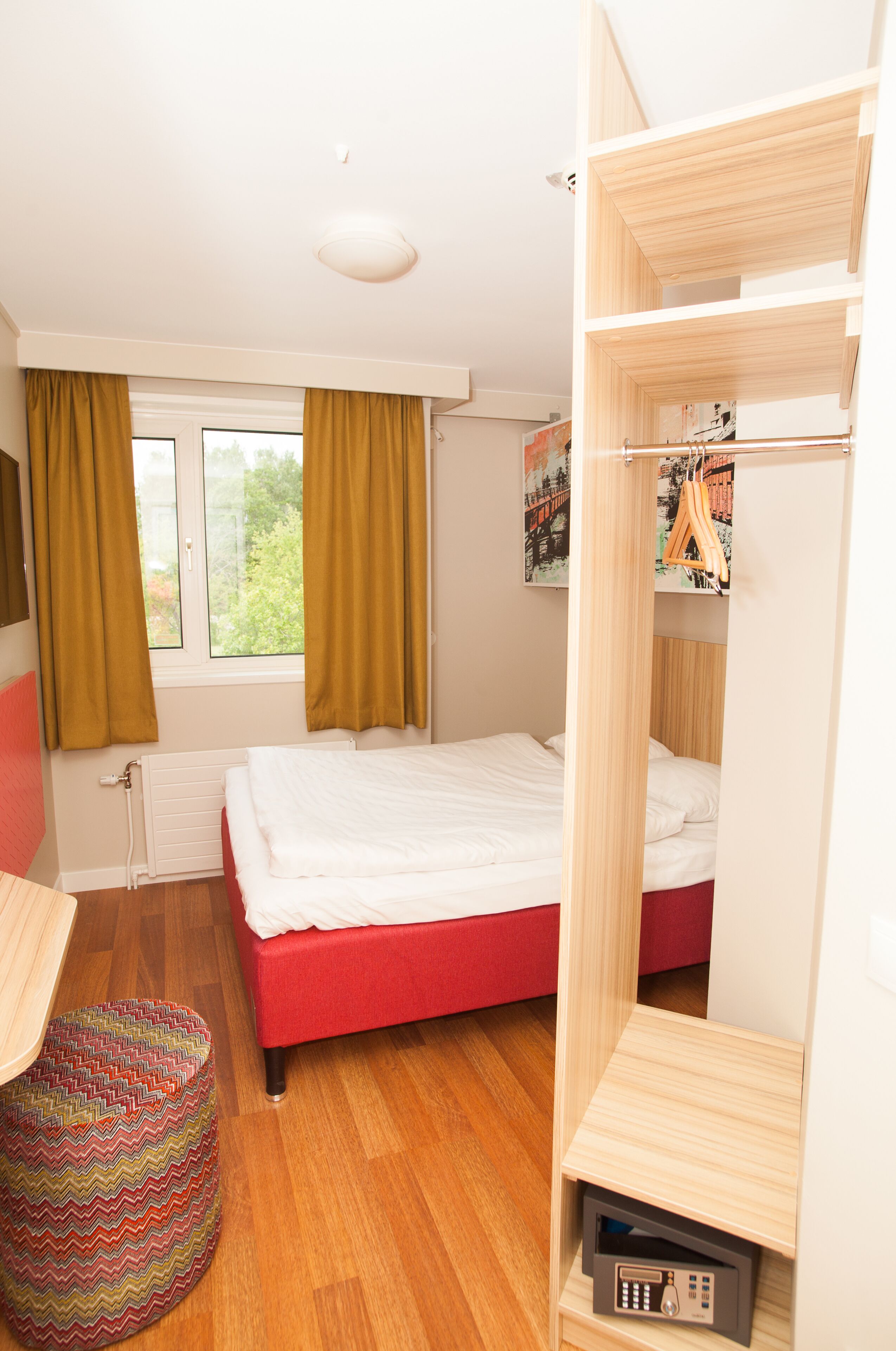 خزنة داخل الغرفة ومكتب وستائر تعتيم وتجهيزات عازلة للصوت