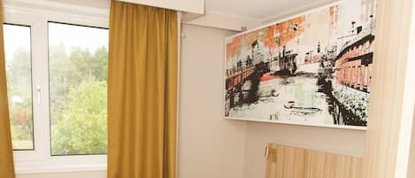 Good Morning Double Room | Cofres nos quartos, escrivaninha, cortinas blackout