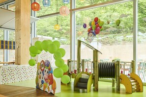 Zona de juegos infantil cubierta