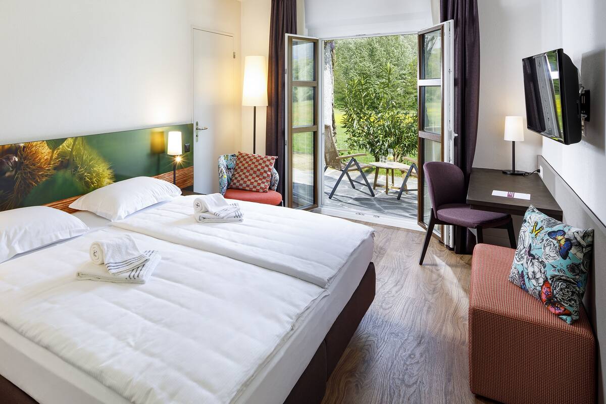 1 bedroom, desk, blackout curtains, soundproofing