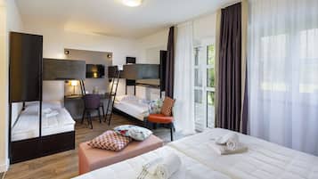 家庭客房 (1 King Bed and 2 Bunk Beds,Air Cond.) | 書桌、遮光窗簾/窗簾、隔音、免費 Wi-Fi