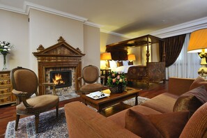 Junior Suite | Premium bedding, minibar, in-room safe, desk
