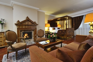 Junior Suite | 1 bedroom, premium bedding, minibar, in-room safe