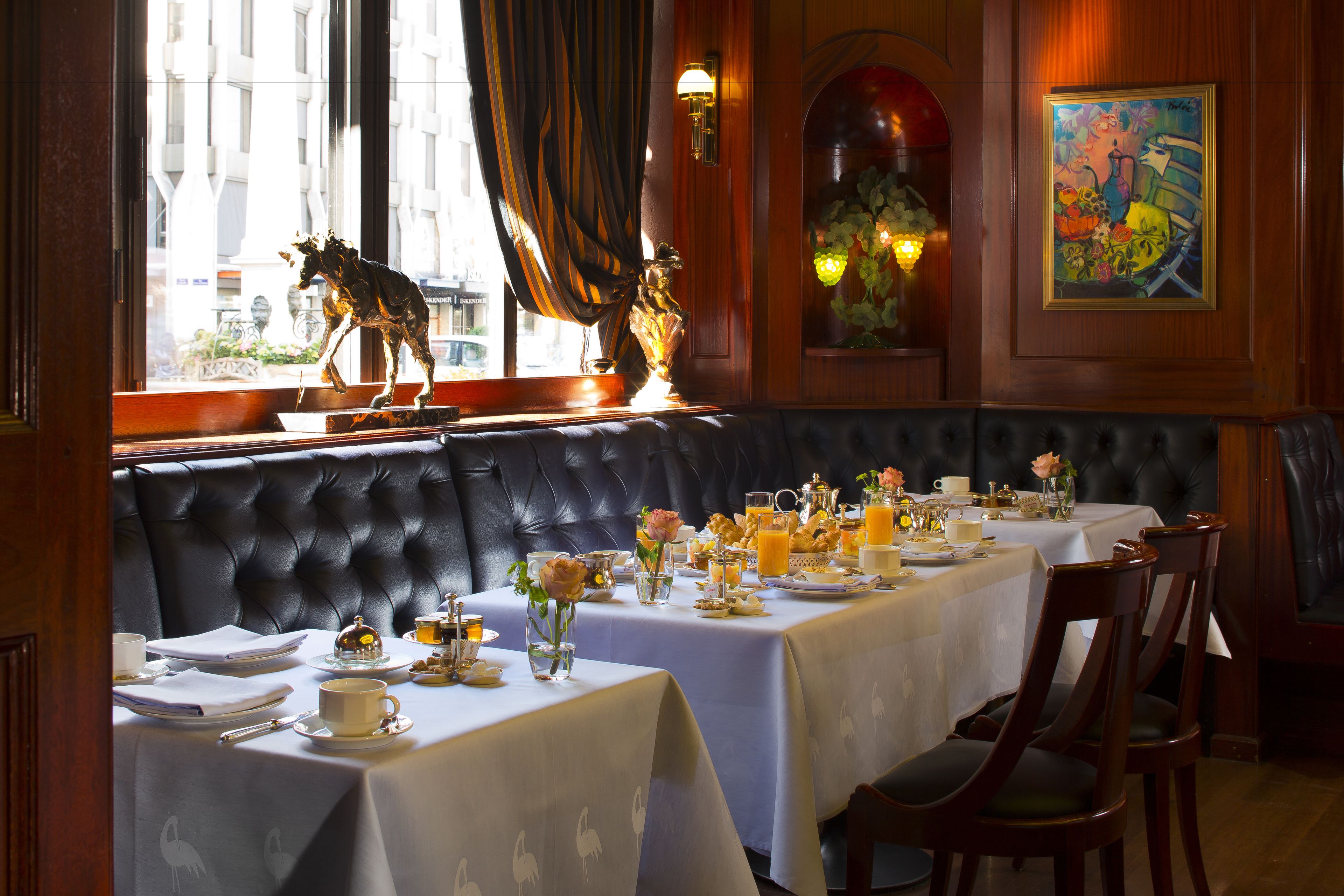 Bữa sáng kiểu Âu hàng ngày (37 CHF/mỗi người) 