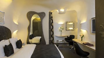 غرفة مزدوجة كلاسيكية | 1 غرفة نوم وأغطية فراش متميزة وميني بار وخزنة داخل الغرفة