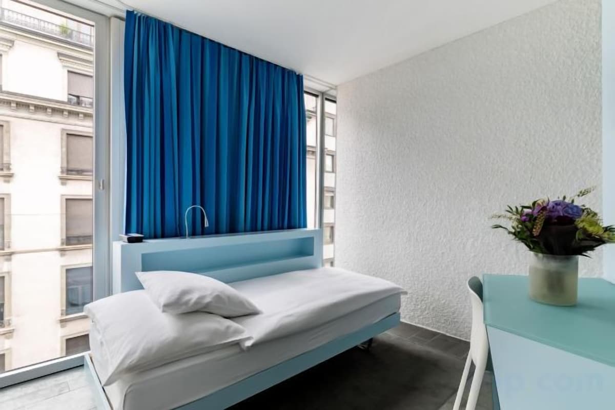 Frigobar, cofres nos quartos, escrivaninha, quartos à prova de som