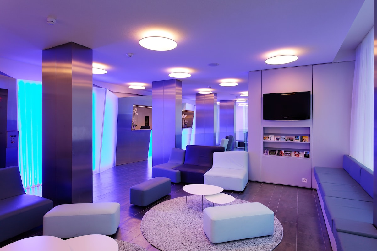 Lobby sitting area - Hotel Cristal (Geneva)