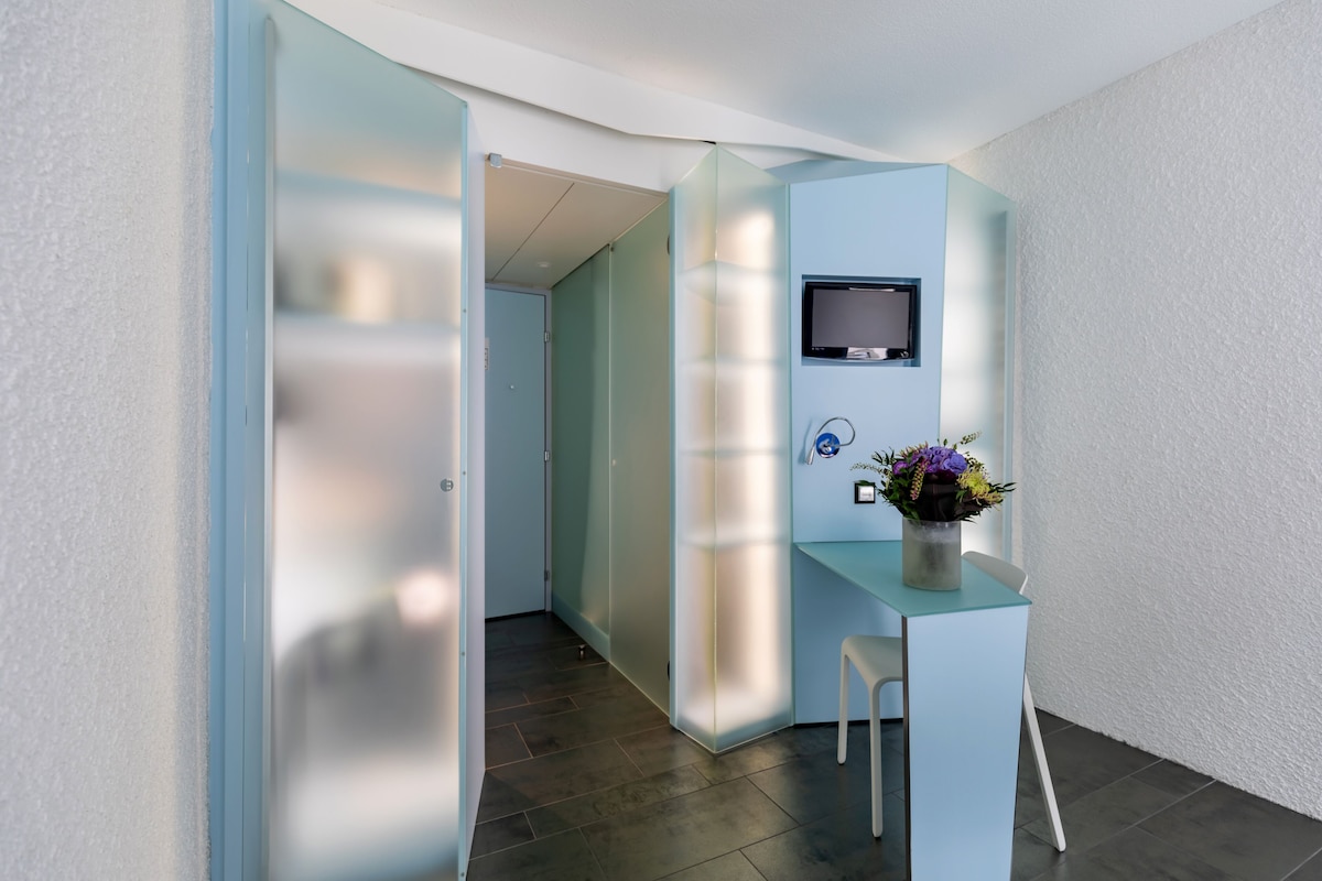 Minibar, in-room safe, desk, soundproofing - Hotel Cristal (Geneva)