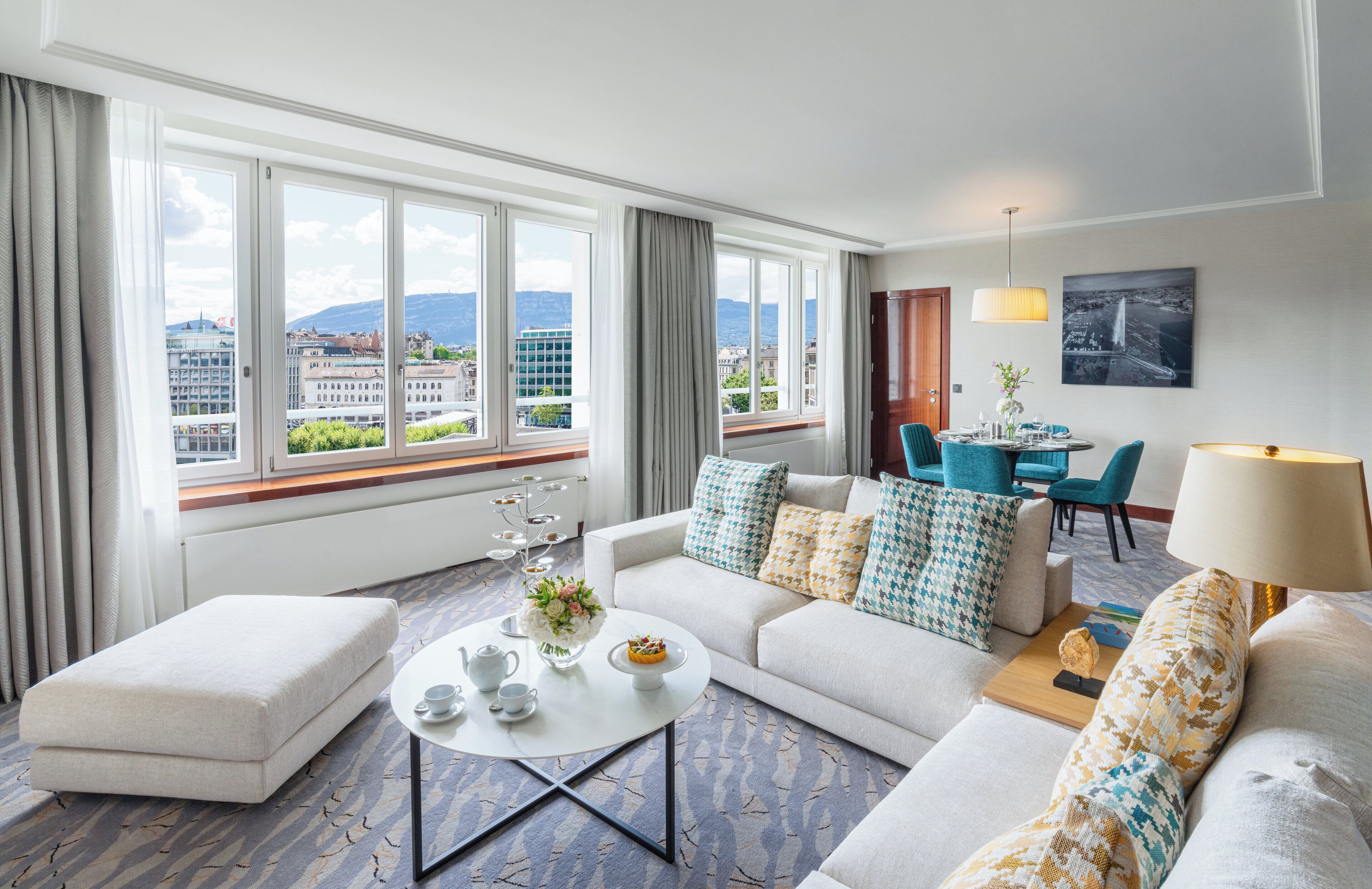 Panoramic Suite | Living room | Flat-screen TV, DVD player, MP3 dock, offices