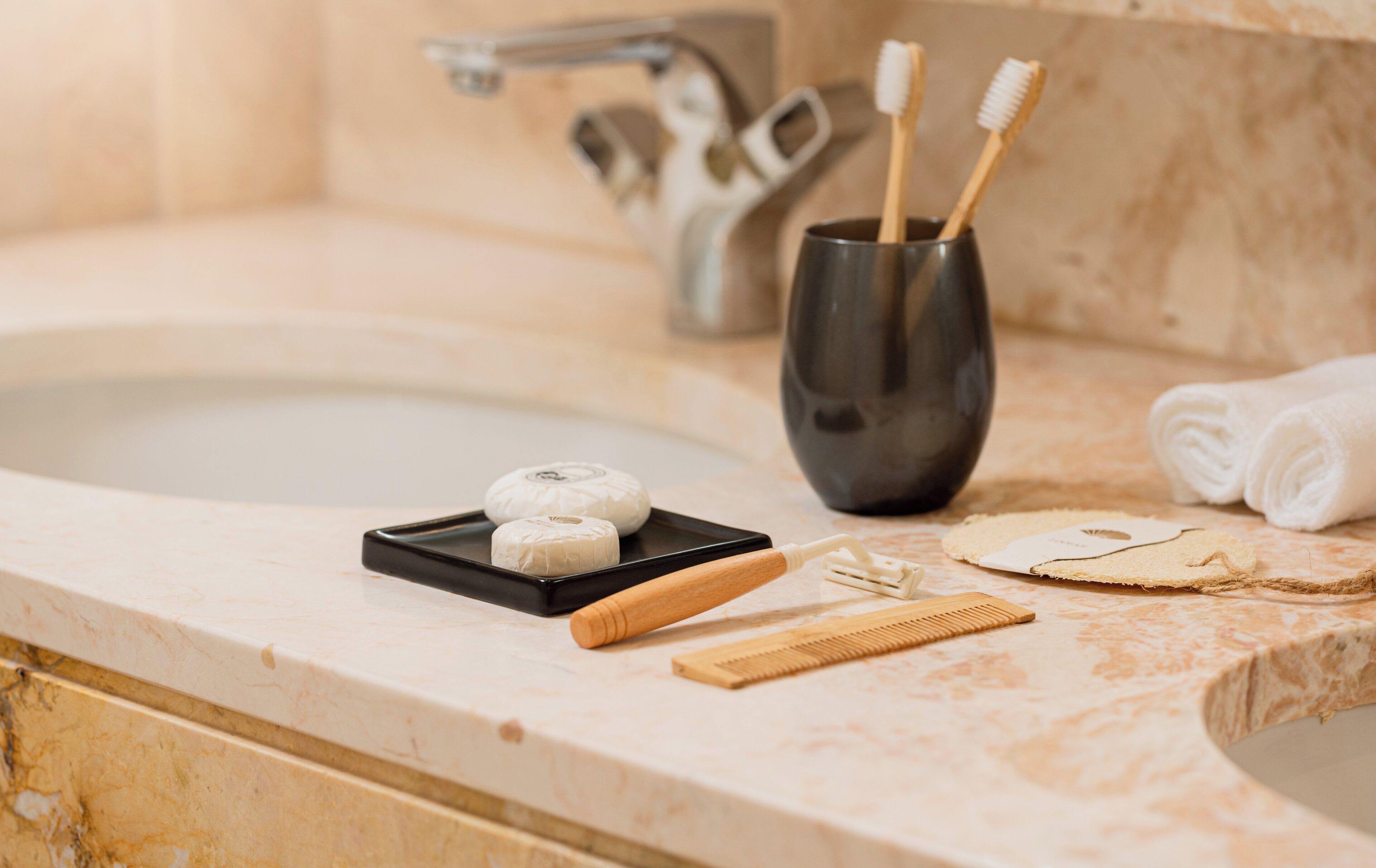 Badewanne und Dusche (separat), Regendusche, Designer-Toilettenartikel